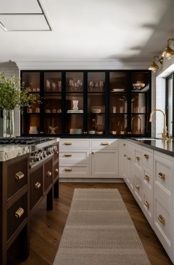 Lemari dengan kombinasi kayu dan kaca yang memberikan sentuhan modern